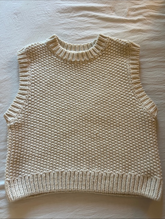 H&M Sweaters - Womens Cream Knit Sleeveless Sweater Vest; Medium; Worn ONCE